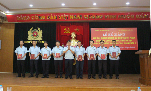 TS. Nguyễn Phi Hùng - Cục trưởng Cục Điều tra chống buôn lậu - Tổng cục Hải quan trao Chứng chỉ hoàn thành khóa học cho các học viên